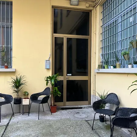 Regina In Porta Romana 3 - Sky Tv, Wifi & Breakfast Box
