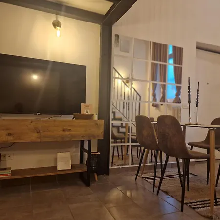 Regina In Porta Romana 3 - Sky Tv, Wifi & Breakfast Box Apartment *